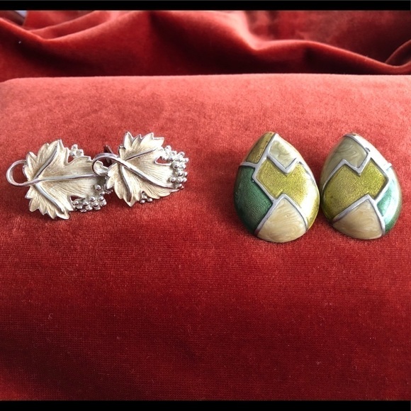 Sarah Coventry​. 2 pairs Vintage clip on earrings Grape leaves & Green Retro - Picture 2 of 7